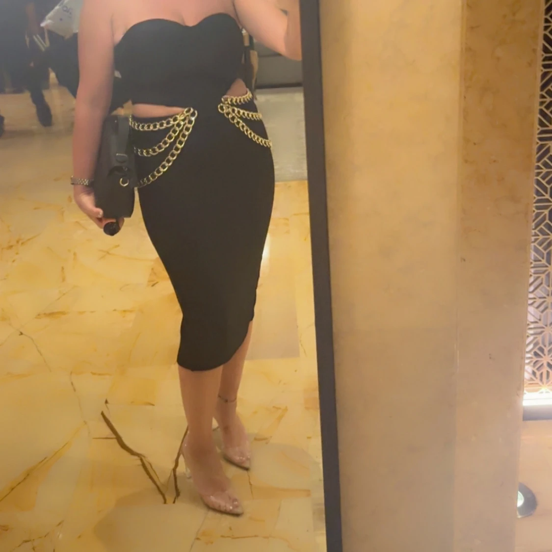 Svart långklänning med cut-outs och rosettdetaljer - 2