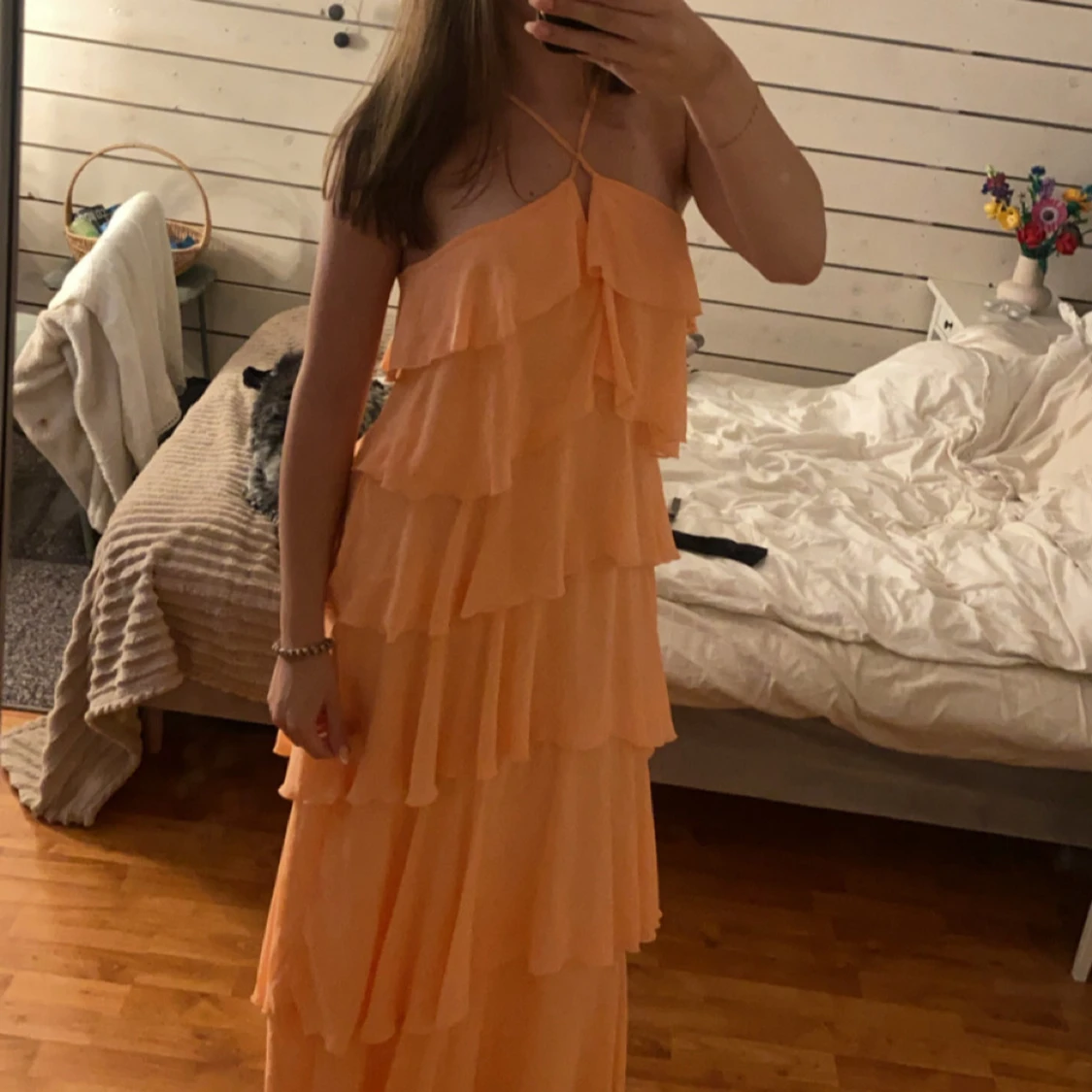 Persikofärgad långklänning med volanger - 3