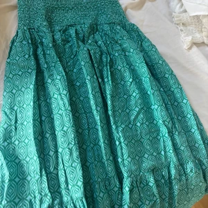 Zara kjol - Zara kjol. Finare om man stryker den. Otroligt fin färg passar perfekt till sommaren! Är i Xl men den har resor så den passar mellan M-XXL skulle jag säga 