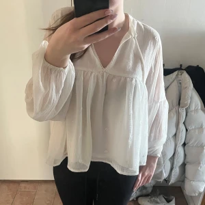 Vit blus  - Säljer denna vita blusen ifrån only för den inte används 
