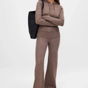 Stickat mjukisset från Na-kd - Säljer detta stickade set från Moa Matssons kollektion från NA-KD. Jättefint material i den perfekta färgen och en smickrande passform. Ord pris för kofta+byxor 1000kr. Aldrig använt endast testat! 💕💕💕