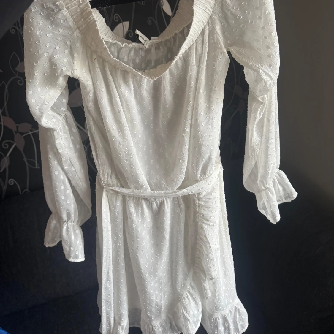 Vit kortklänning med volang och prickigt mönster - 1