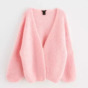 Rosa fluffig kofta - Intressekoll. Skriv privat först om du vill köpa. Oversized rosa kofta från Lindex.