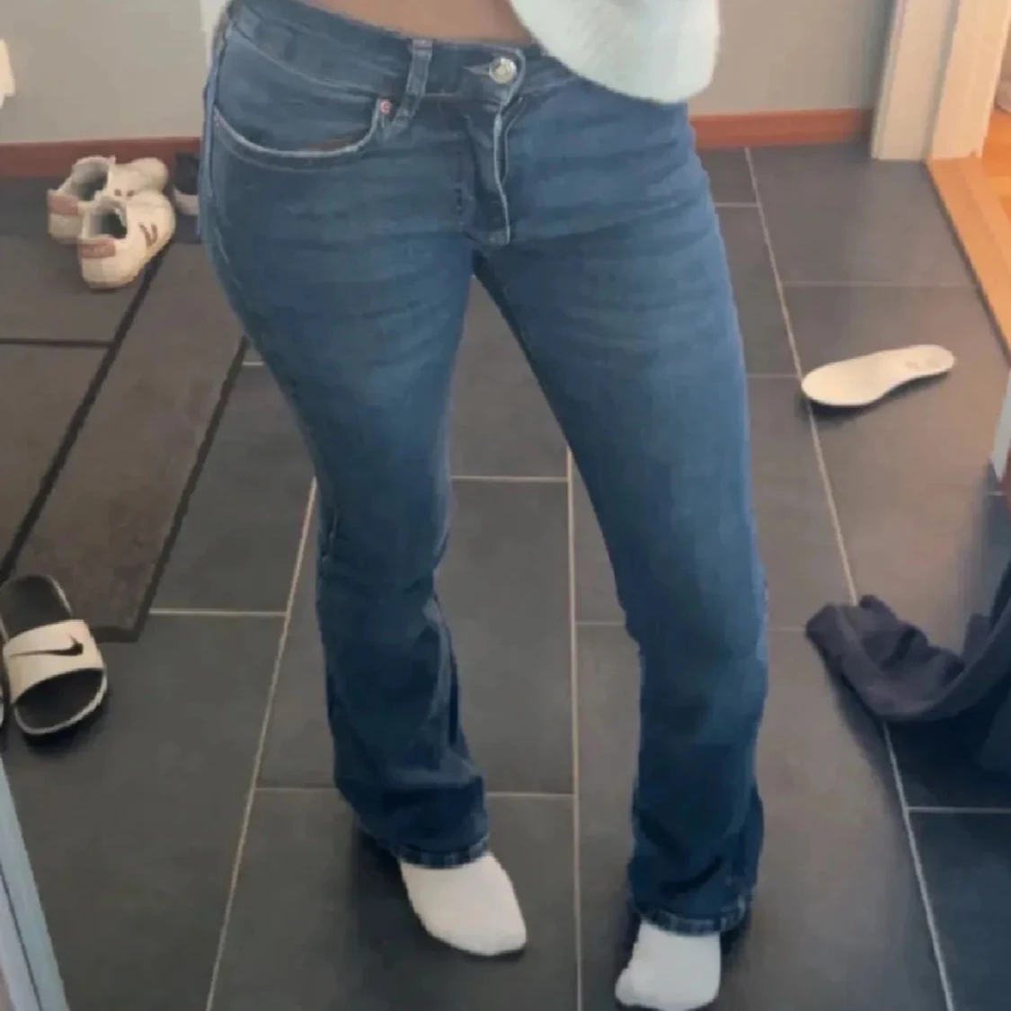 Mörkblåa jeans  - 1