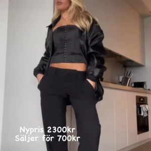 Svart skinnjacka - Snygg svart oversized skinnjacka i nyskick. Köpt av Alva Blomdahl. Ord pris: 2300 kr. Från Houseofcb. Länk till jackan: https://app.houseofcb.com/larissa-black-vegan-leather-oversized-bomber-jacket
