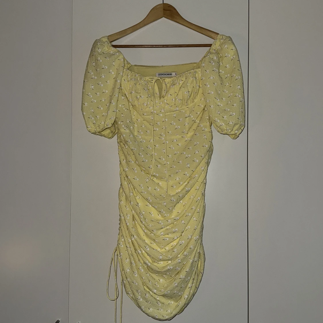 Gul blommig klänning från ADOORE - 1