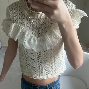 Stickad topp - Säljer en söt beige stickad topp från Zara med volang över axlarna🤗