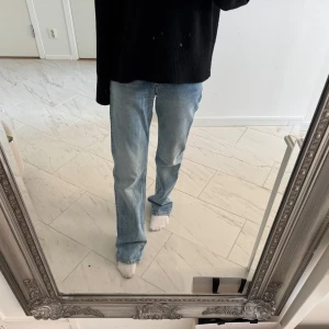 Jeans - Snygga ljusblå jeans med en straight/baggy low rise passform från Weekday. Perfekta för allt. De är helt nya och oanvända men säljer pågrund av fel storlek. Storlek W 24 L 34. Nypris 590kr. Skriv ifall ni har frågor eller är intresserade❤️🙌