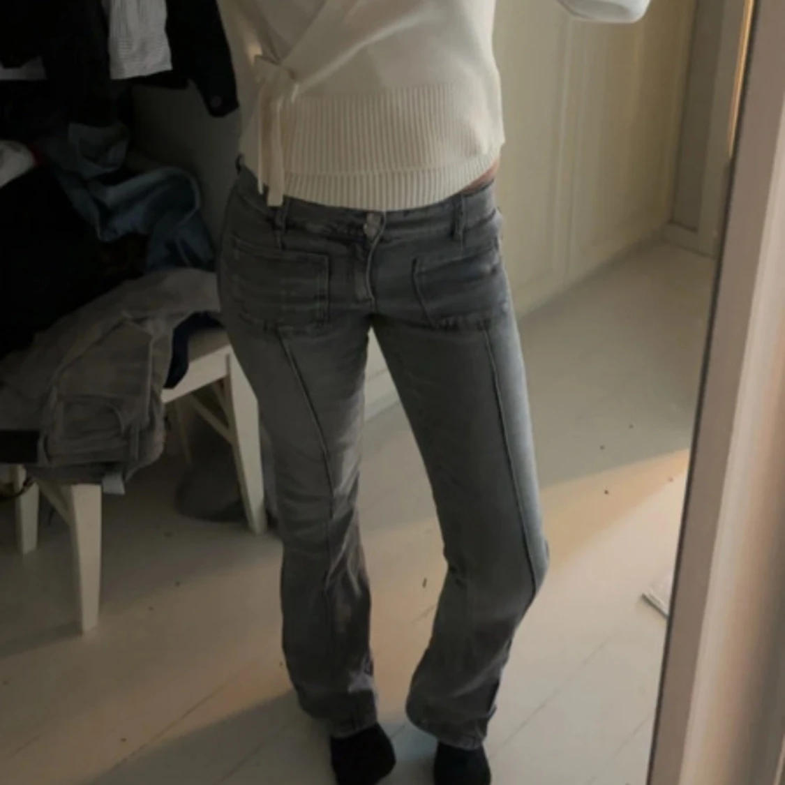 Grå jeansbyxor