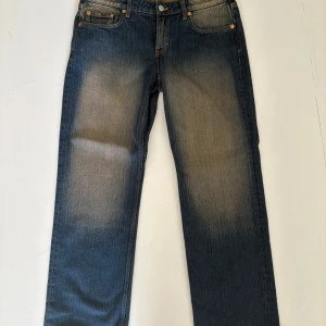 Weekday jeans - Oanvända jeans från weekday i modell Arrow. Hittade inte tvätten på deras hemsida så antar att de ej finns längre. Storleken är 29/30. Hör gärna av er vid fler frågor! 