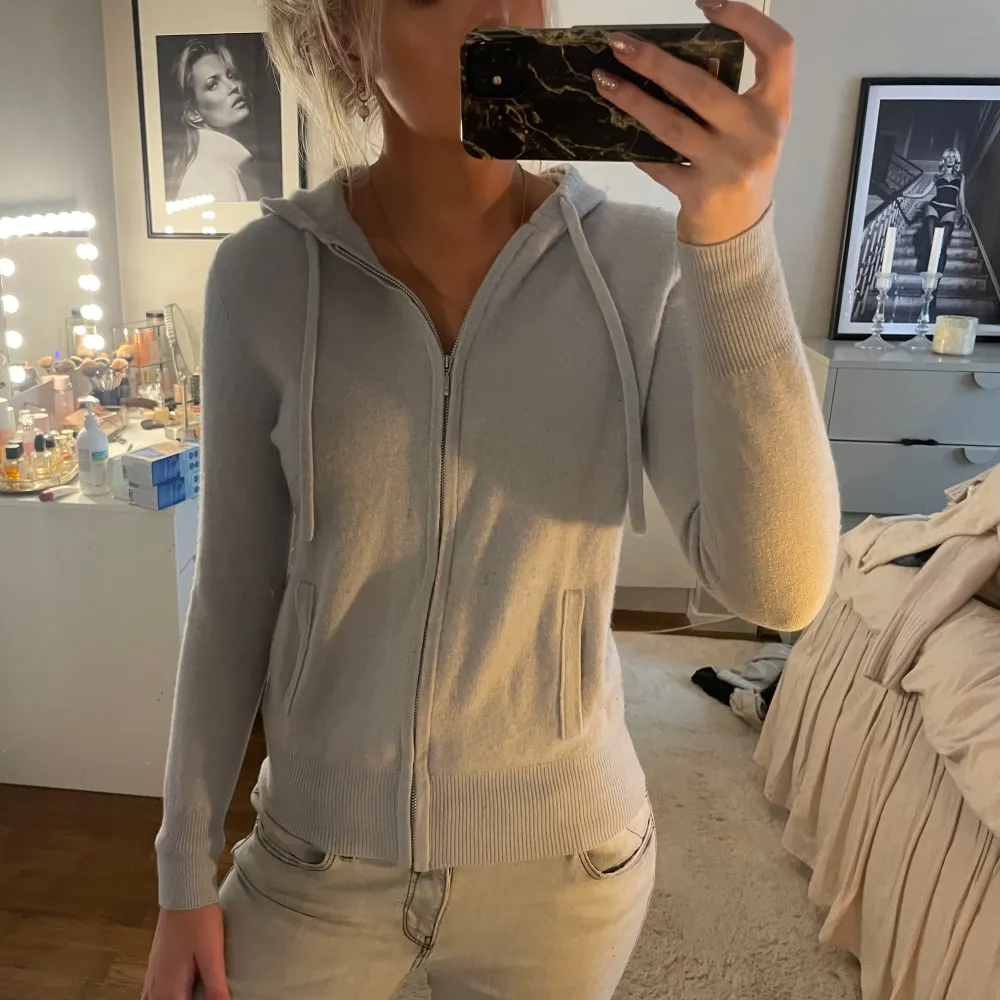 Mysig ljusgrå soft goat hoodie med dragkedja och huva. Storlek L men mer som en S. Neuletakit & Villapaidat.