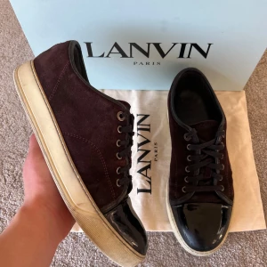 Lanvin skor  - Säljer nu dessa sjukt snygga Lanvins i uk8 som motsvarar 42/43 Pris 1800kr Skick 7,5/10 skada på cap toe se bild 3 | Ingår endast skor! fraktar spårbart med PostNord 