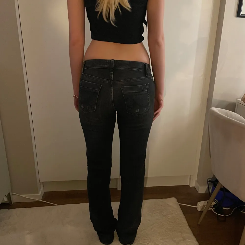 Säljer ett par svarta bootcut jeans från ltb med slitna detaljer på knäna. Jeansen har fem fickor, låg midja och klassisk knappgylf. Storlek 29/34, jag är 175 och har vanligtvis W27/28 och L34. Avända en gång. Farkut & Housut.