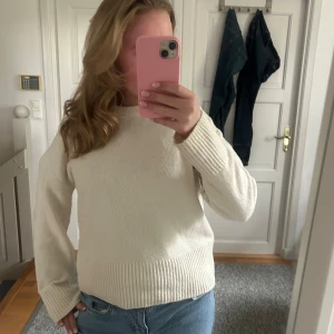 Vit stickad tröja från &OtherStories  - Säljer en stilren vit stickad tröja från   &Other Stories  Perfekt nu till våren och  att matcha med jeans eller kjol. Tröjan passar både XS och S