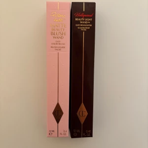 Matte Beauty Blush Wand och Beauty Light Wand från Charlotte Tilbury - Säljer två sminkprodukter från Charlotte Tilbury: Matte Beauty Blush Wand i nyansen Pillow Talk Pink Pop och Beauty Light Wand i nyansen Spotlight. Perfekta för att ge ansiktet en fräsch och strålande look.
