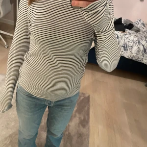 Randig långärmad tröja - Säljer en bekväm svart vit randig tröja från uniqlo.