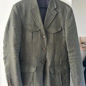 Kavaj sand - Kavaj/ safari blazer från sand i mycket bra skick. Storlek 48 motsvarar m