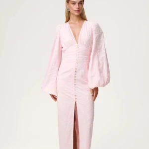 Ljusrosa Adooreklänning! - Säljer min rosa Adooreklänning i modellen Positano i storlek 36 då den tyvärr inte passade. Den är helt slutsåld och endast testad med alla lappar kvar💗