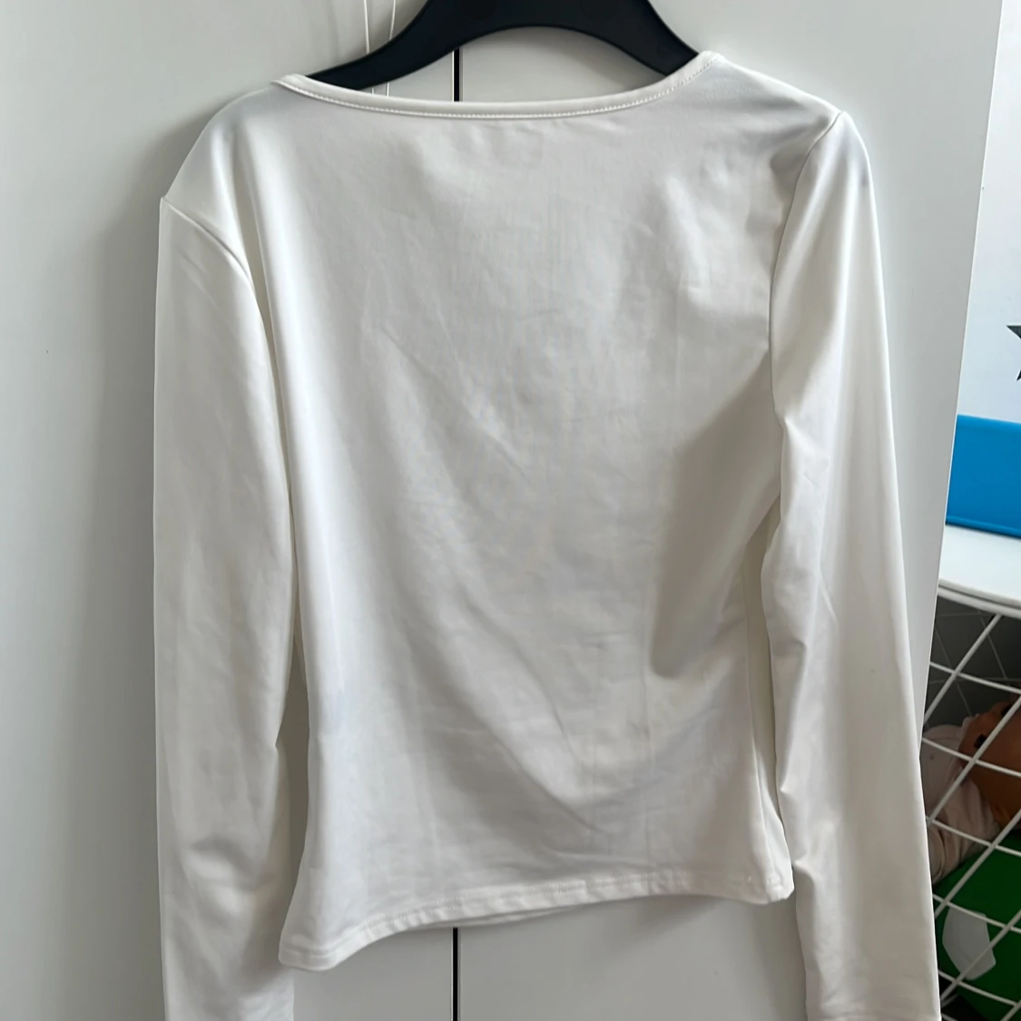 Vit långärmad topp med rund hals - 1
