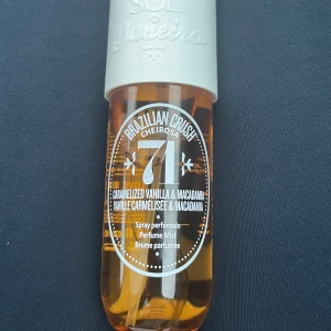Brazilian Crush Cheirosa 71 Perfume Mist - En doftmist från Sol de Janeiro med en söt och varm doft av karamelliserad vanilj och macadamia. Flaskan är genomskinlig med en ljusgul vätska och har ett vitt lock med präglad logga. Perfekt för dig som älskar gourmanddofter. HELT NY och HELT FULL, sprejat en gång och det är inte min typ av lukt. Köpt för 449