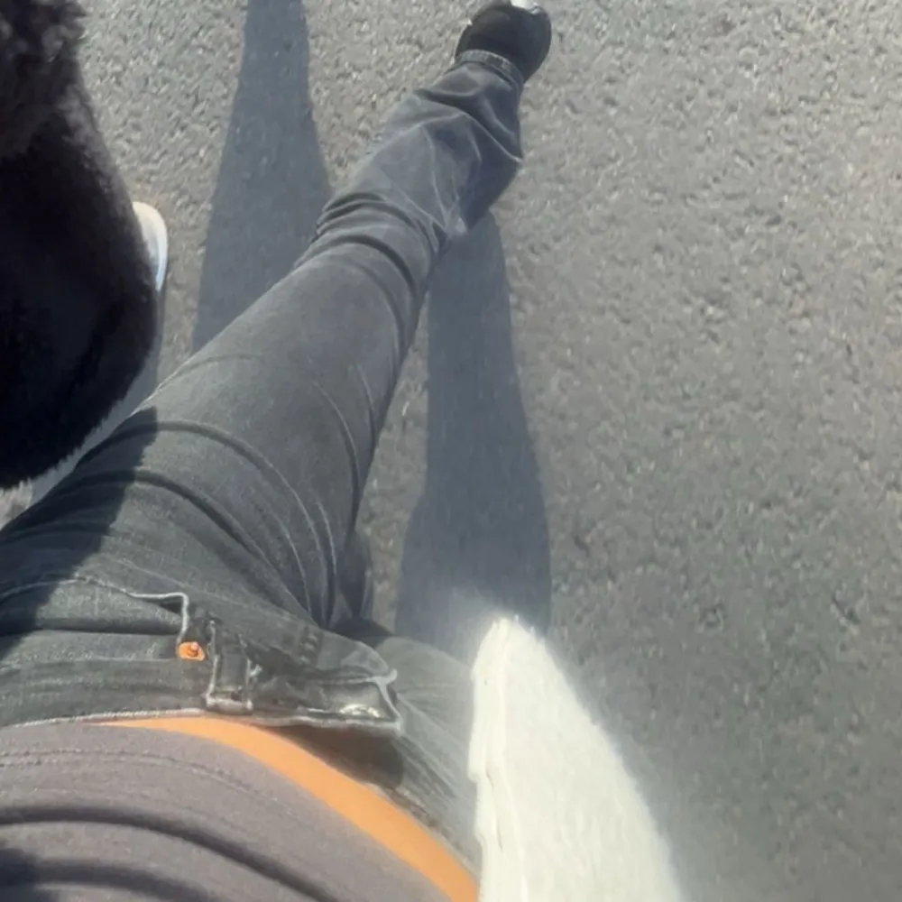 Snygga svarta bootcut jeans med låg midja. Dock inte lika svarta som på första bilden länge , den andra bilden visar den riktiga färgen. Annars jätte fina, sköna och formar fint. Köpta för 500kr men säljer för 250kr. Farkut & Housut.