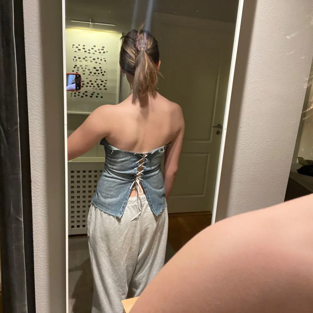Snygg jeans tubtopp med snörning i ryggen, väldigt unik! Den är justerbar så passar därför xs-m beroende på hur man vill att den ska sitta. Aldrig använd bara testad. Yläosat.