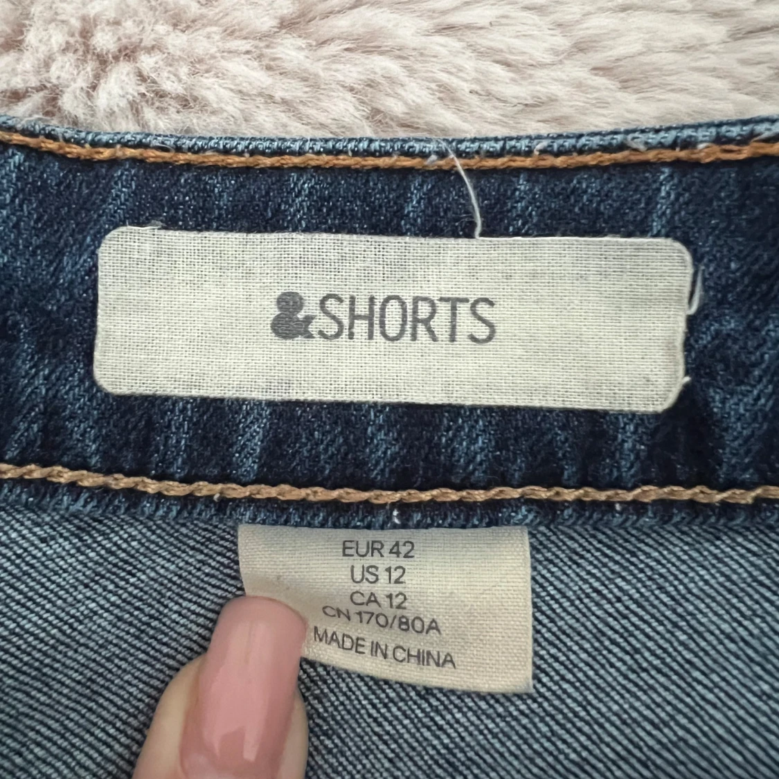 Blå jeansshorts med fransig kant från &Shorts - 2