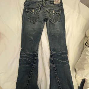 True religion jeans  - Lowwaist bootcut true religion jeans ja köpte för ett tag sen. Säljer vidare då de inte kommer till användning. Super fina men det finns ett hål vid bakfickan. Midja: 40cm rakt över. Innerben: 77cm  Benöppning: 23cm köpte för ca 800 säljer billigare pga defekt❤️gå in på min profil för fler jeans😘