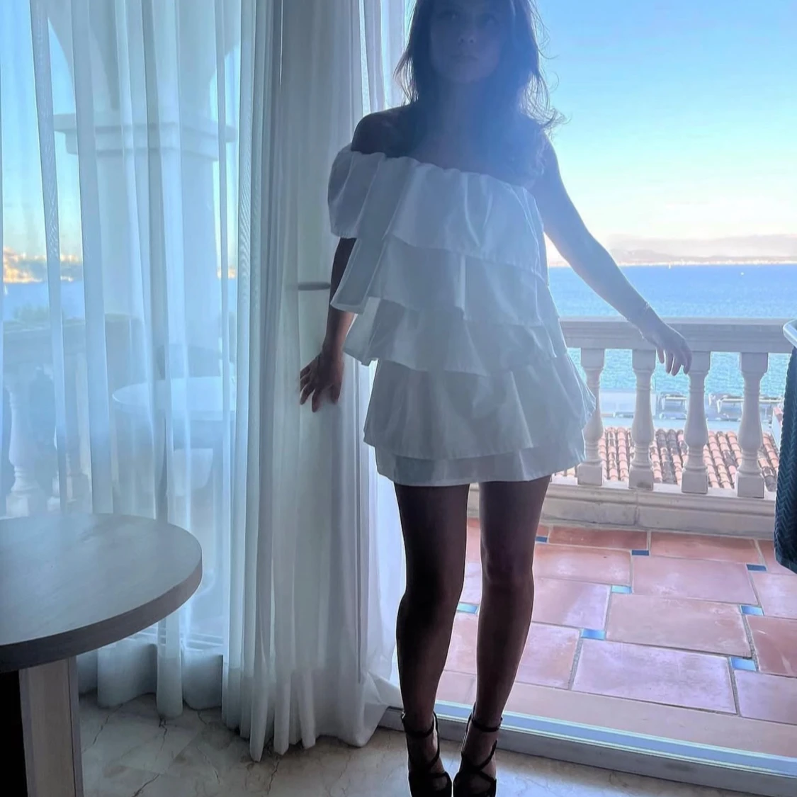 Vit volangklänning med one shoulder  - 1