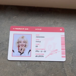 TWICE Formula of Love och Taste of Love albumkort - Säljer flera samlarkort från K-popgruppen TWICE, inklusive Formula of Love och Taste of Love. Dem är officiella från deras album och det finns en på nayeon som är lenticular!!! 🥰Jeongyeon kortet: 30kr Nayeon kortet:30kr🥰Köp båda för 55kr!!! Pris kan diskuteras!! Dem är i jättebra skick!! Kontaka vid frågor 🤗TRYCK EJ PÅ KÖP NU!!