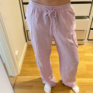 Linnebyxor ljuslila - Säljer ett par jättesöta ljuslila linnebyxor! Tunna och luftiga, perfekt inför sommaren 💞