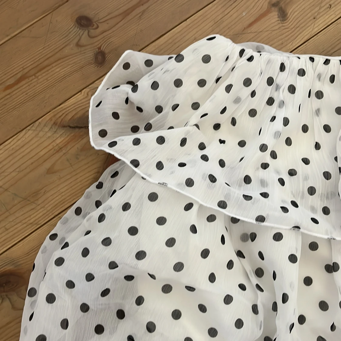 Vit prickig klänning med volanger - 1