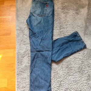Blå jeans från Diesel - Säljer ett par klassiska blå jeans från Diesel med en snygg straight passform. Jeansen har en diskret logga på bakfickan och en liten etikett vid framfickan. Perfekta för en avslappnad stil.