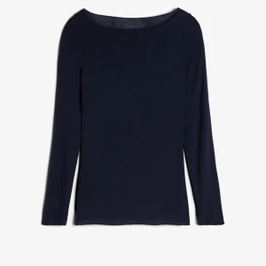 Intimissimi tröja - Snygg mörkblå långärmad topp från intimissimi med en enkel och stilren design. Perfekt för en elegant och minimalistisk look. Tillverkad i ett mjukt och bekvämt material som sitter skönt mot huden. Nypris 569kr ☺️