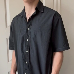 Ralph Lauren skjorta - Skick 8/10 ||  bra skick || Modellen är 180, 72 kg || Kom med frågor! Storlek ” m”  lite tunnare i materialet vilket ger en mer lyx vibe. Rekommenderar för L/Xl.  