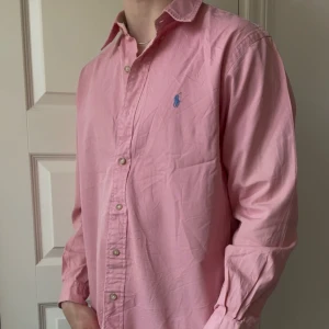 Ralph Lauren skjorta rosa - Skick 8/10 ||  Nyskick || Modellen är 180, 72 kg || Kom med frågor! Storlek ” L”  lite tjockar i materialet vilket ger en mer lyx vibe