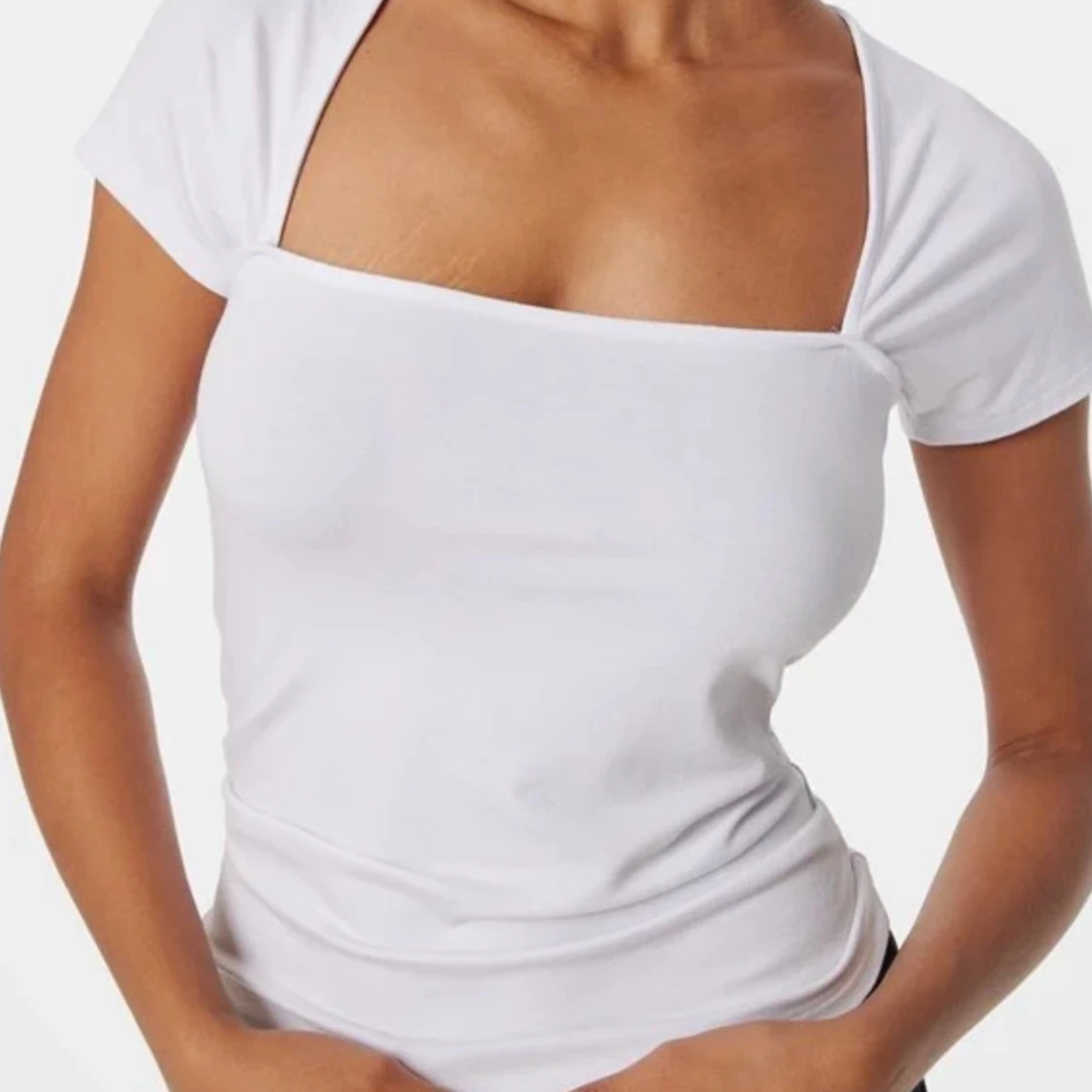 Vit topp med fyrkantig ringning från Bubbleroom