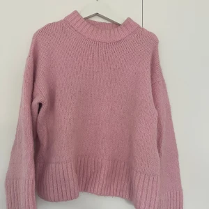 Rosa stickad tröja - Rosa stickad tröja från gina tricot. Ribbad i kanterna. Jätte mjukt och skönt material. Storlek S. 150kr
