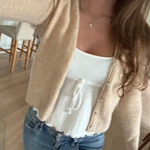 Kofta - Super söt och skön kofta som inte kommer till användning, endast använd en gång❣️