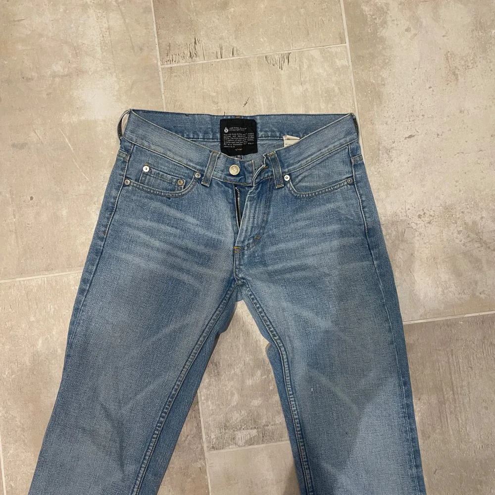 Skitsnygga Acne jeans i perfekt ljusblå nyans. Säljer då de är för små! Straight på bild med aningen bootcut när man har på dem! Älskar! Pris är diskuterbart. W26 L32. Farkut & Housut.