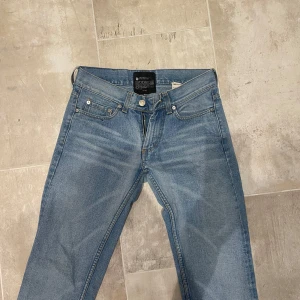 Blå jeans från Acne Studios - Skitsnygga Acne jeans i perfekt ljusblå nyans. Säljer då de är för små! Straight på bild med aningen bootcut när man har på dem! Älskar! Pris är diskuterbart. W26 L32