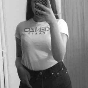 Vit t-shirt från Kenzo - Säljer en stilren vit t-shirt från Kenzo med deras ikoniska logga i svart på bröstet. Perfekt för en casual look. T-shirten har en normal passform och är kortärmad. Passar till alla tillfällen! Pris kan diskuteras💖.