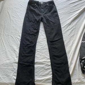 Svarta bootcut jeans från Perfect Jeans - Snygga svarta bootcut jeans från gina tricot. De har en klassisk femficksdesign och är perfekta för en stilren look. Passar bra till både vardag och mer uppklädda tillfällen.