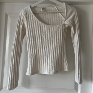 Vit ribbad topp från Nelly - Säljer en stilren cremevit ribbad topp från Nelly. Passar bra till både jeans och kjol. Perfekt för alla säsonger! Knappast använd