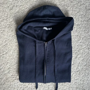 Stickad zip hoodie - Mörkblå stickad hoodie med dragkedja, storlek L men passar som S-M. Bra skick, skriv vid frågor!