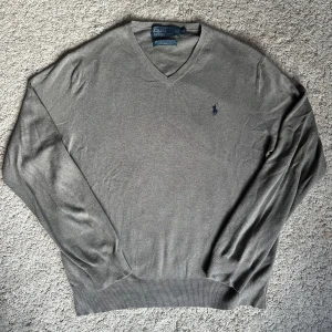 Ralph lauren tröja - V-ringad Ralph lauren tröja i storlek L passar M. Väldigt bra skick. Skriv vid frågor!