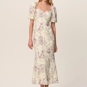 Adoore klänning  - Jätte fint skick , nypris 1695, snabba affär kan man få rabatt , SLUTSÅLD på hemsidan 