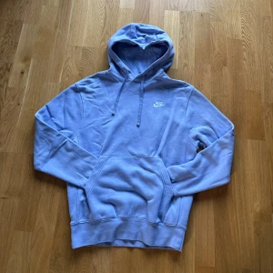 Lila-ish  hoodie från Nike - *pris går o diskuteras* Säljer en snygg ljusblå hoodie från Nike i 100% bomull.  Använd 3 gånger.lite ljus lila 