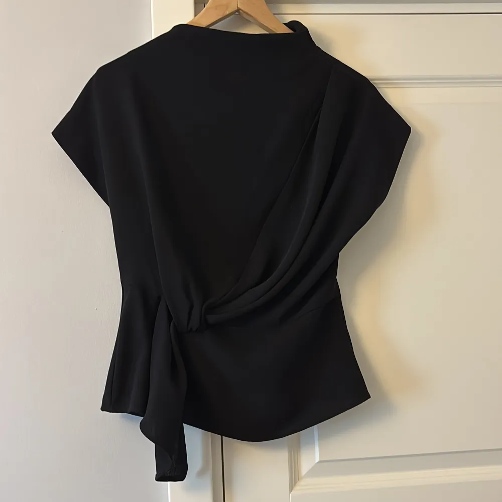 supersöt svart blus från zara som knappt är använd! storlek xs. Puserot.