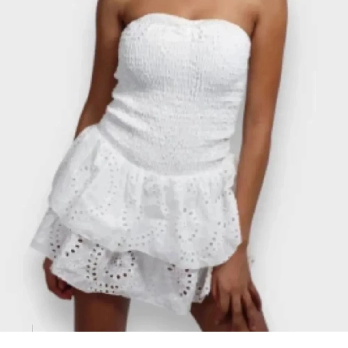 Vit axelbandslös klänning - 1